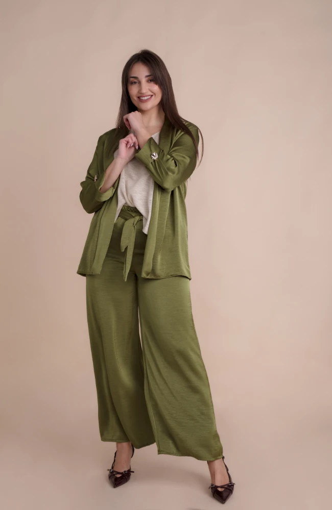 Conjunto de satén verde oliva con blazer y pantalón ancho de Lola Ruiz.