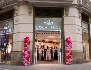 Fachada exterior de la tienda de ropa Lola Ruiz.