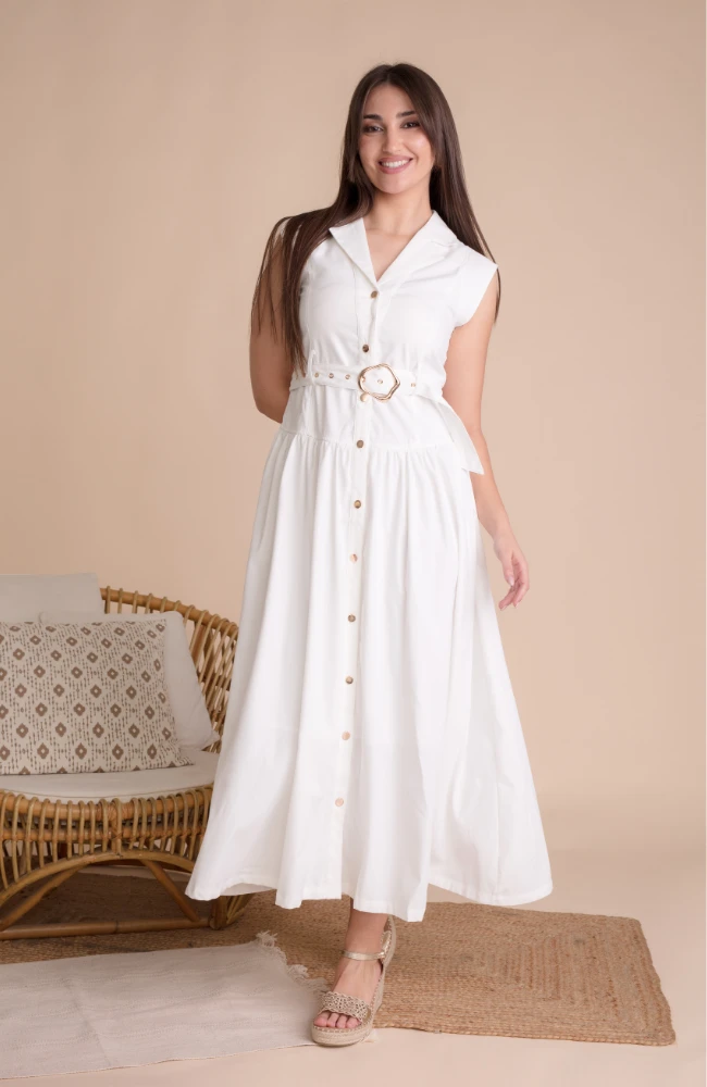 Vestido camisero largo blanco con cinturón de hebilla dorada de Lola Ruiz.