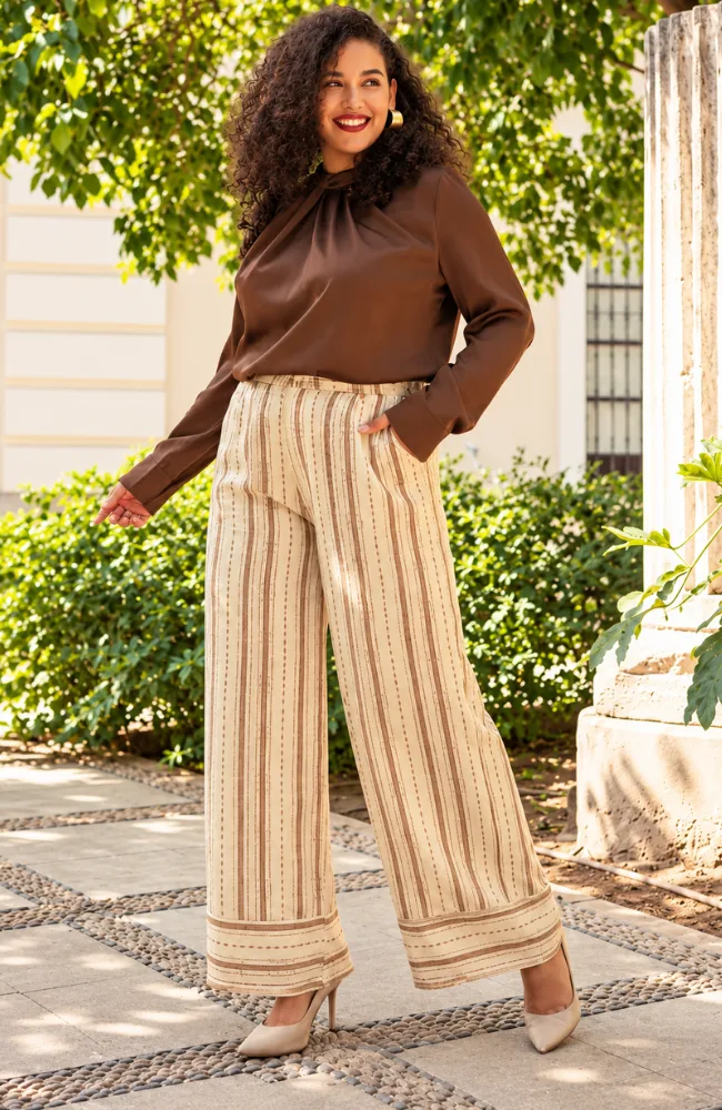 otono-2026-blusa-marron-pantalon-rayas-beige