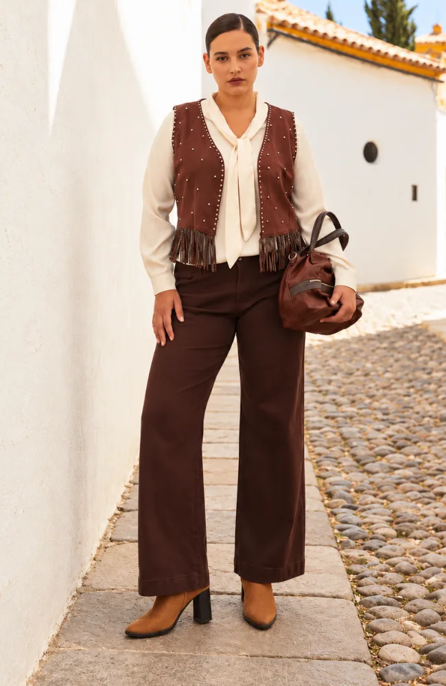 otono-2026-chaleco-marron-blusa-blanca-pantalon-marron